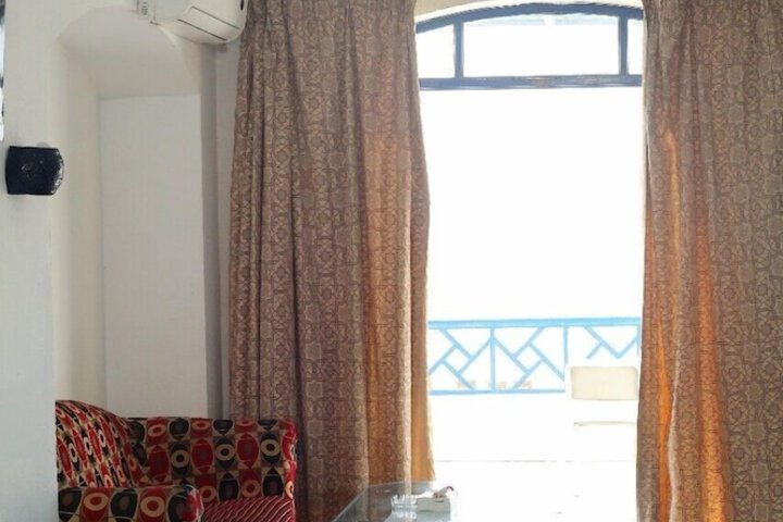 Room 9 of 12