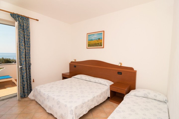 Room 6 of 32