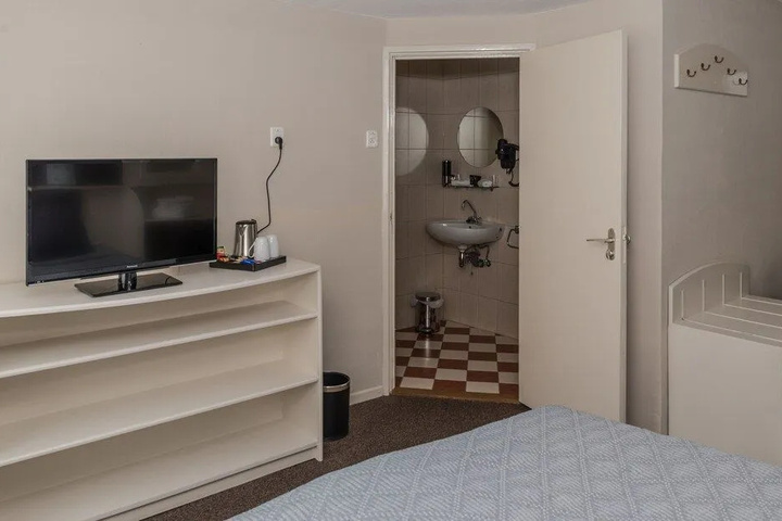 Room 6 of 16
