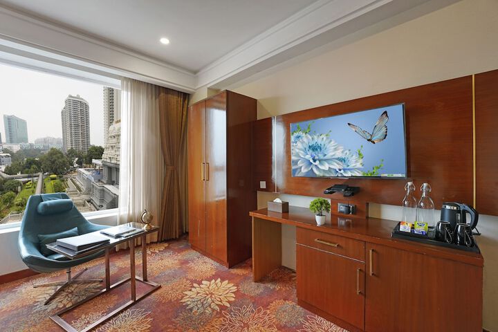 Room 10 of 33