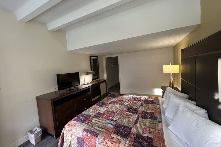 Deluxe Room 1 King Bed (5 of 18)
