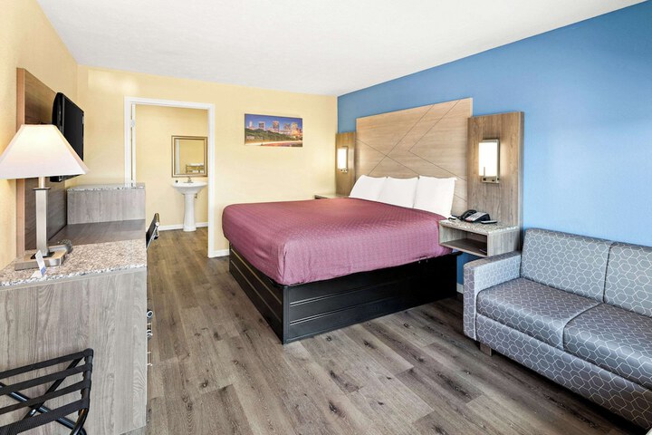 1 King Bed (9 of 18)