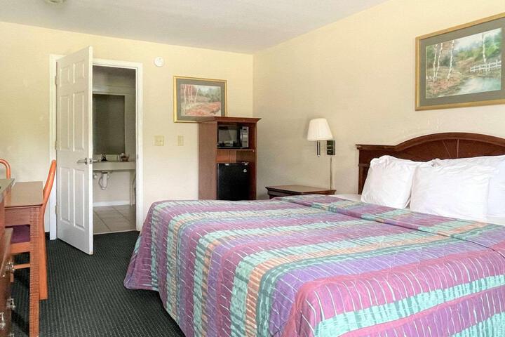 1 King Bed (1 of 11)