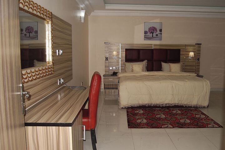 Room 11 of 37