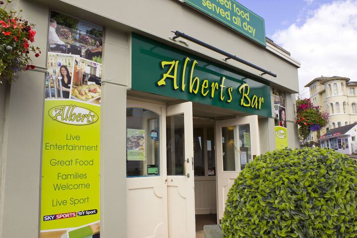 Lounge 67 of 76