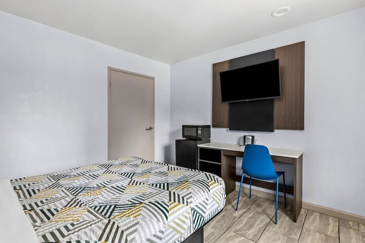 Room 11 of 28