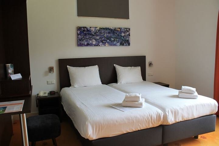 Room 17 of 48