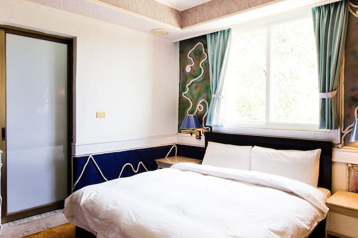 Room 10 of 68