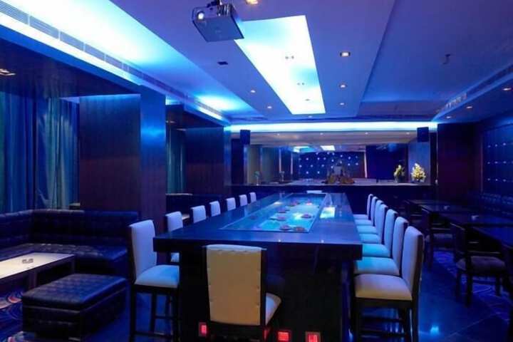 Lounge 26 of 37