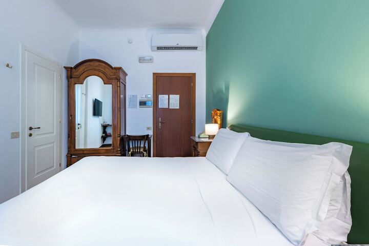 Room 32 of 81