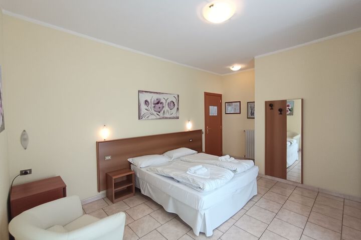 Room 8 of 32