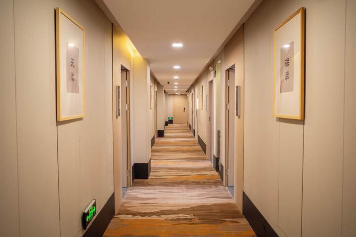 Ballroom/Hall 52 of 67