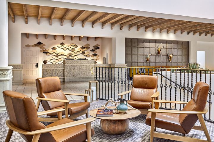 Lobby lounge