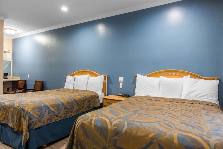 2 Queen Beds (9 of 11)