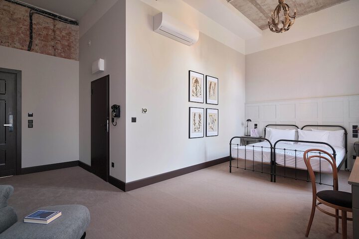 Room 6 of 46