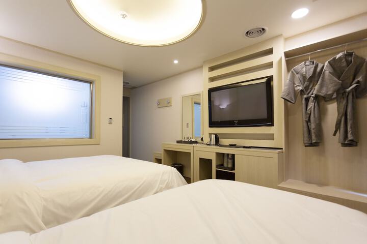 Room 15 of 42