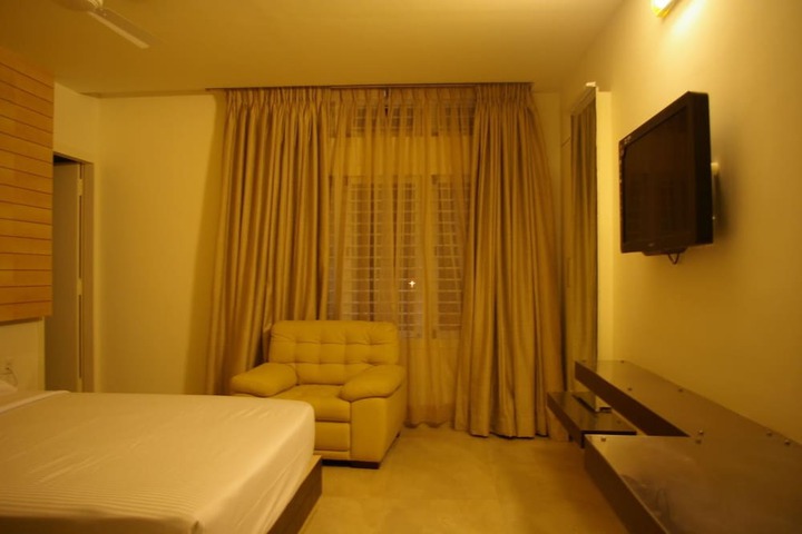 Room 5 of 12