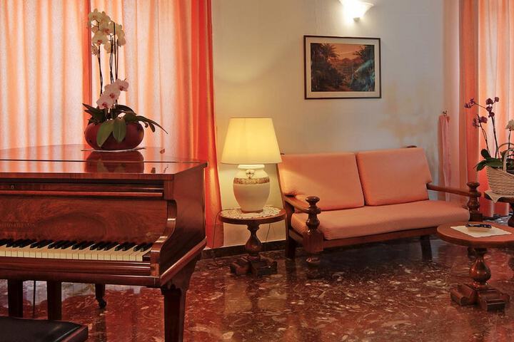 Lobby lounge
