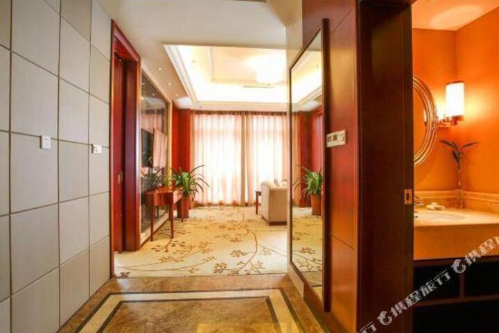 Yangzhou Canal Spring Hotel (East High-speed Railway Station)