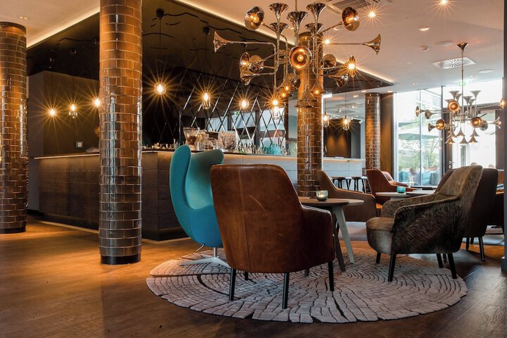 Lounge 15 of 28