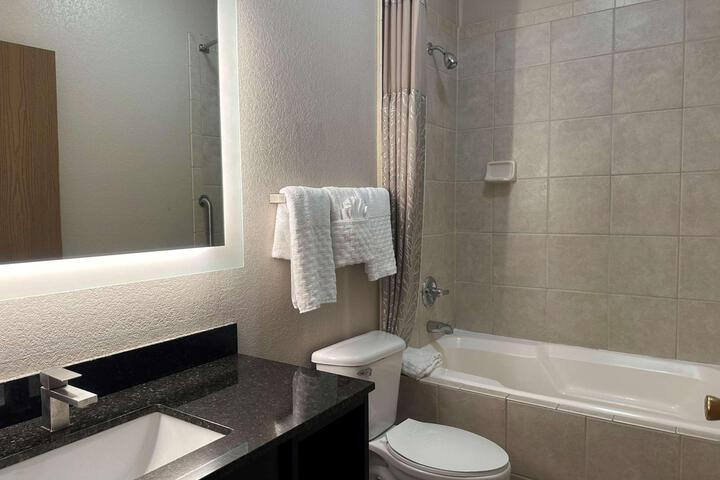 2 Double Beds Microwave and Refrigerator WiFi Full Breakfast (4 of 7)