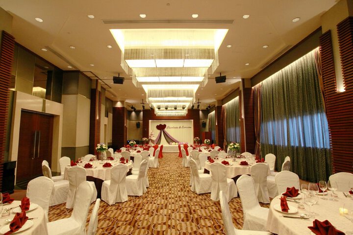 Ballroom/Hall 33 of 38