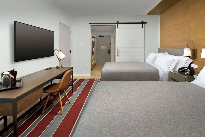 2 Queen Beds (7 of 9)