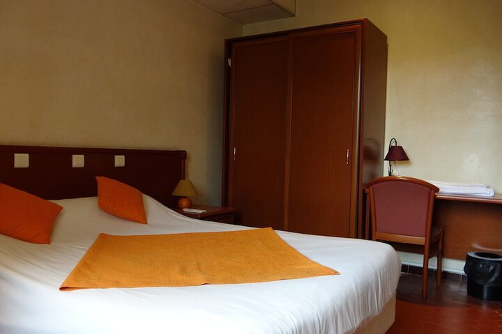 Room 5 of 12