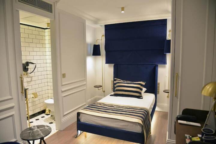 Room 5 of 28
