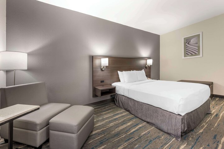 1 Queen Bed Microwave and Refrigerator WiFi Full Breakfast (12 of 15)