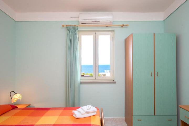 Room 3 of 89