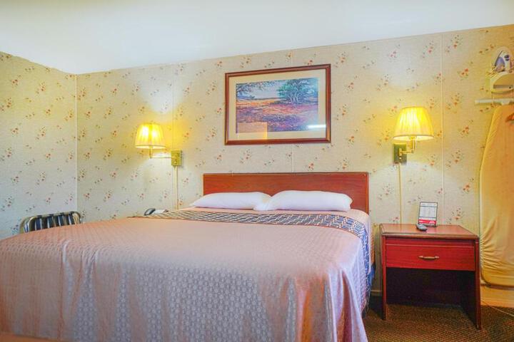 1 Queen Bed (12 of 15)