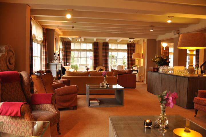 Lounge 54 of 110