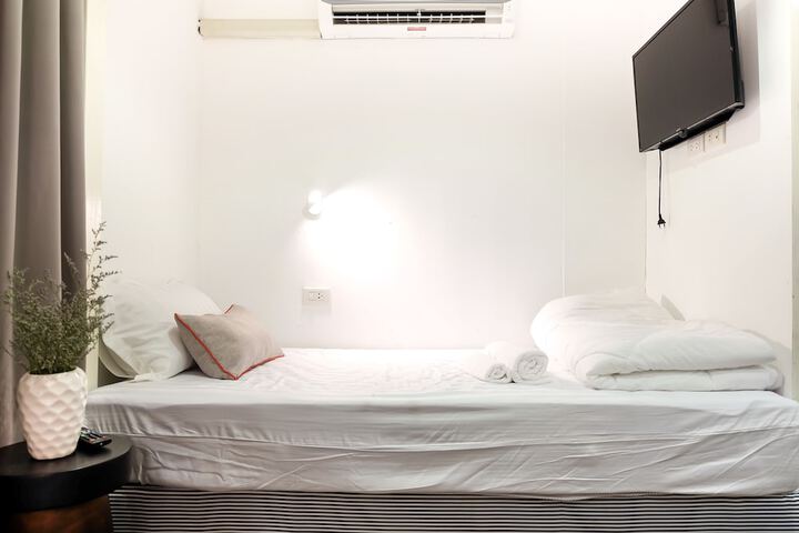 Room 5 of 93