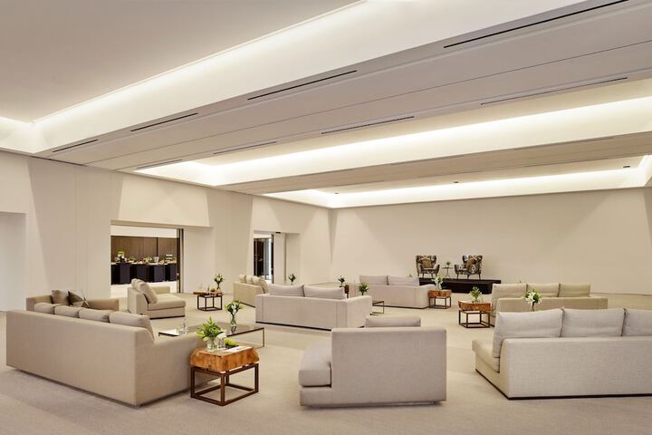 Lounge 141 of 157