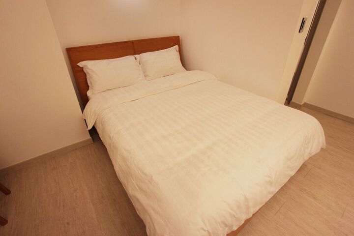 Room 37 of 198
