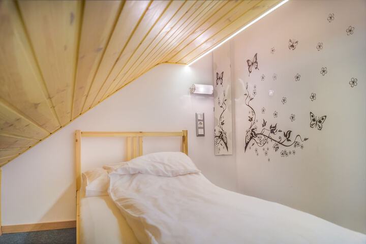 Room 4 of 25