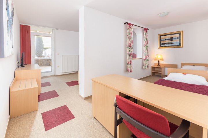 Room 3 of 125