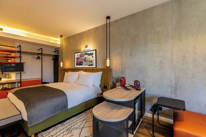 Room 16 of 76