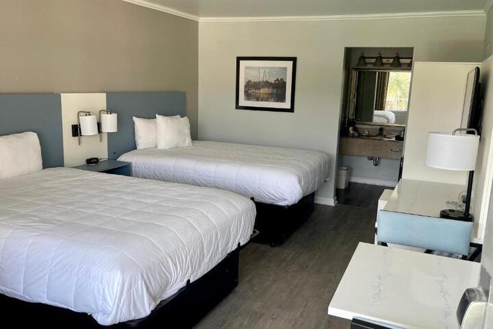 2 Queen Beds (7 of 8)
