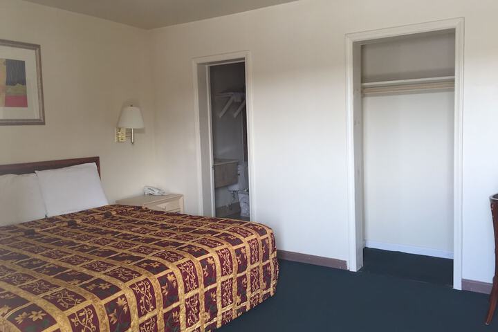 Room 6 of 13