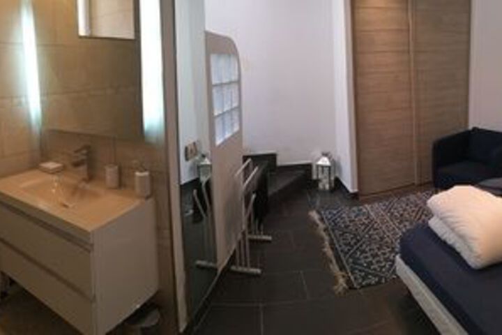 Room 5 of 9