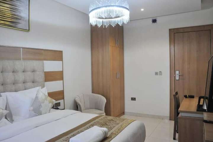 Room 17 of 39
