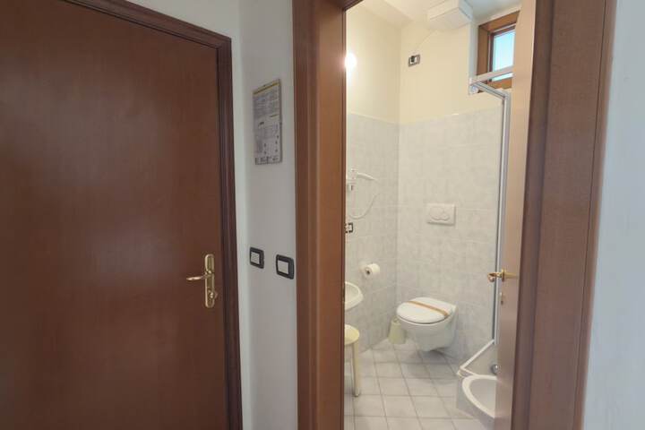 Room 50 of 148