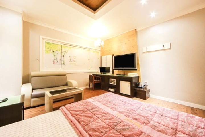 Room 7 of 12