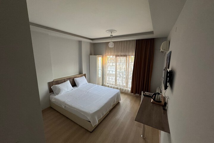 Room 6 of 30
