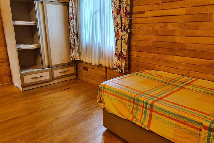 Room 4 of 80