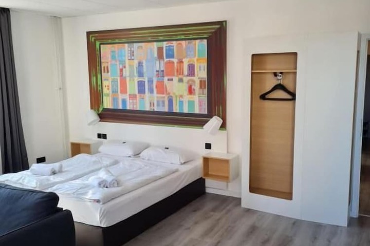Room 13 of 37