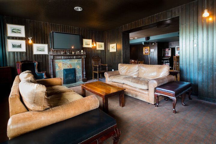 Lounge 64 of 99