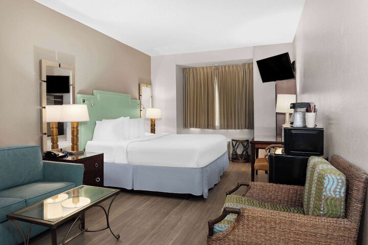 1 King Bed (14 of 14)